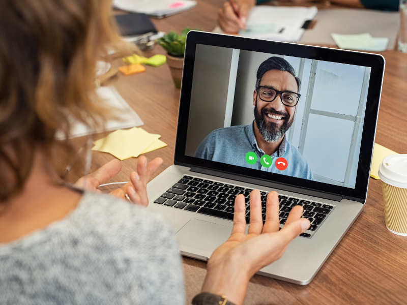 Giovane donna il call con un consuelente